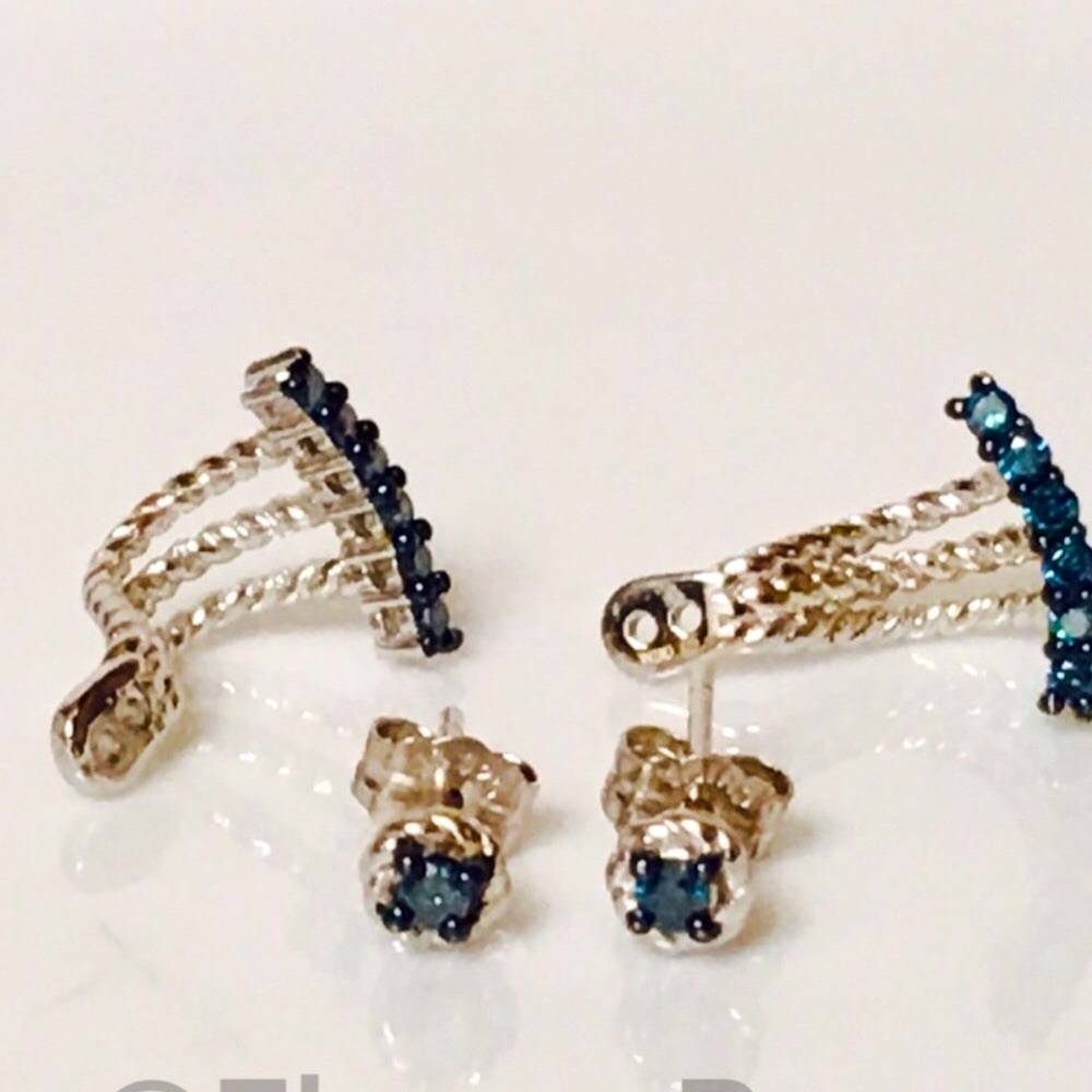 FLASH SALE. GORGEOUS BLUE DIAMONDS 💎 EARRINGS. 2 PIECE SET.